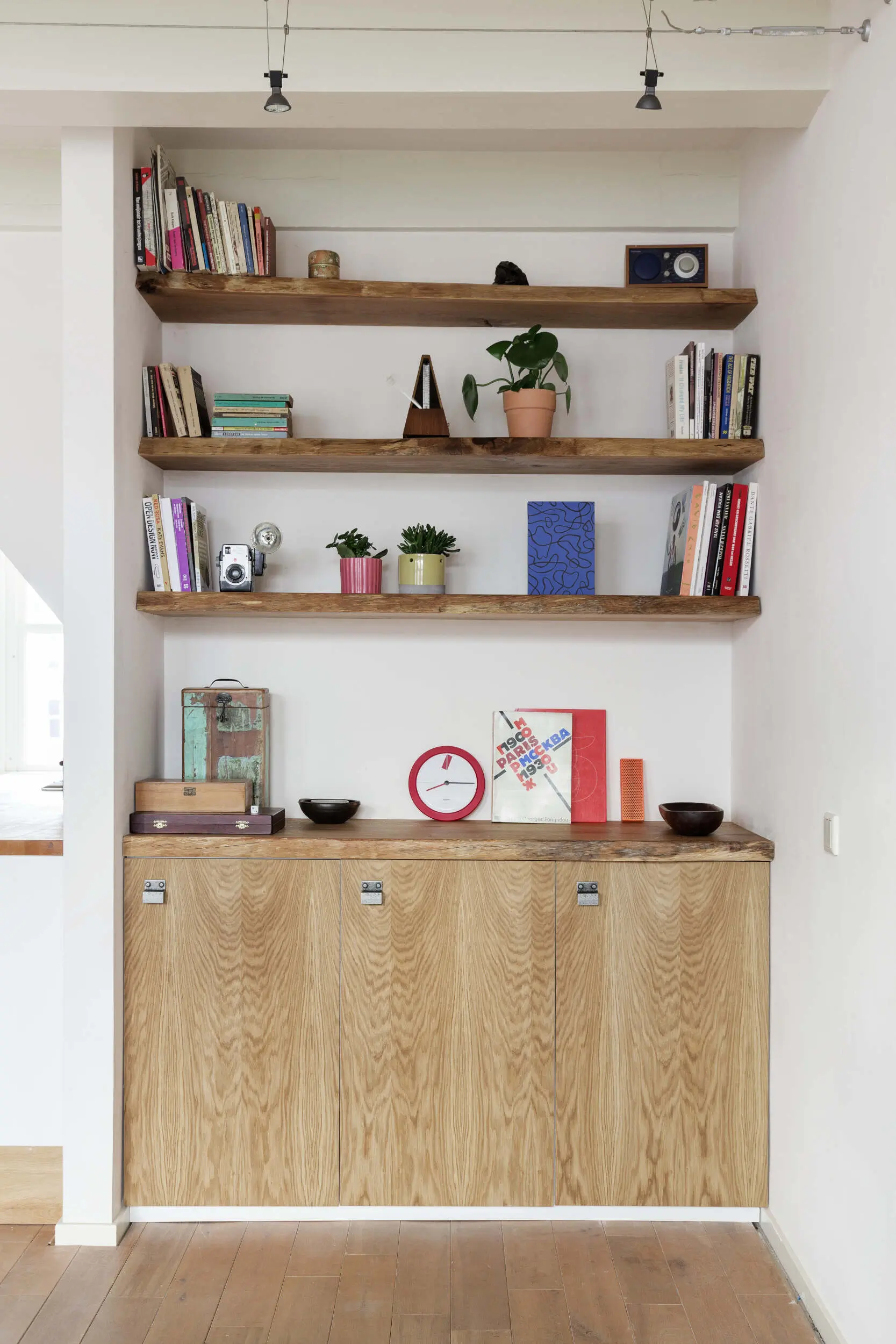 Custom Llive edge oak shelves & oak veneer cabinets. Carpenter Amsterdam.